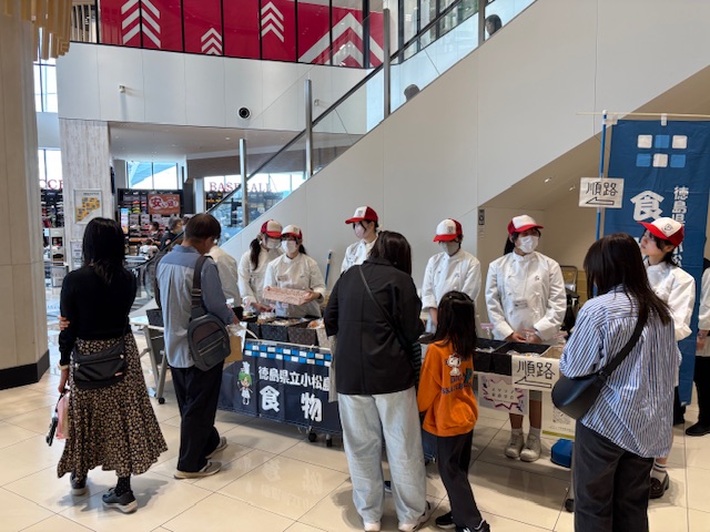 お客さん後ろ姿多数