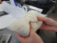 蒸しパンはミックス粉を袋の中でよくもむ。